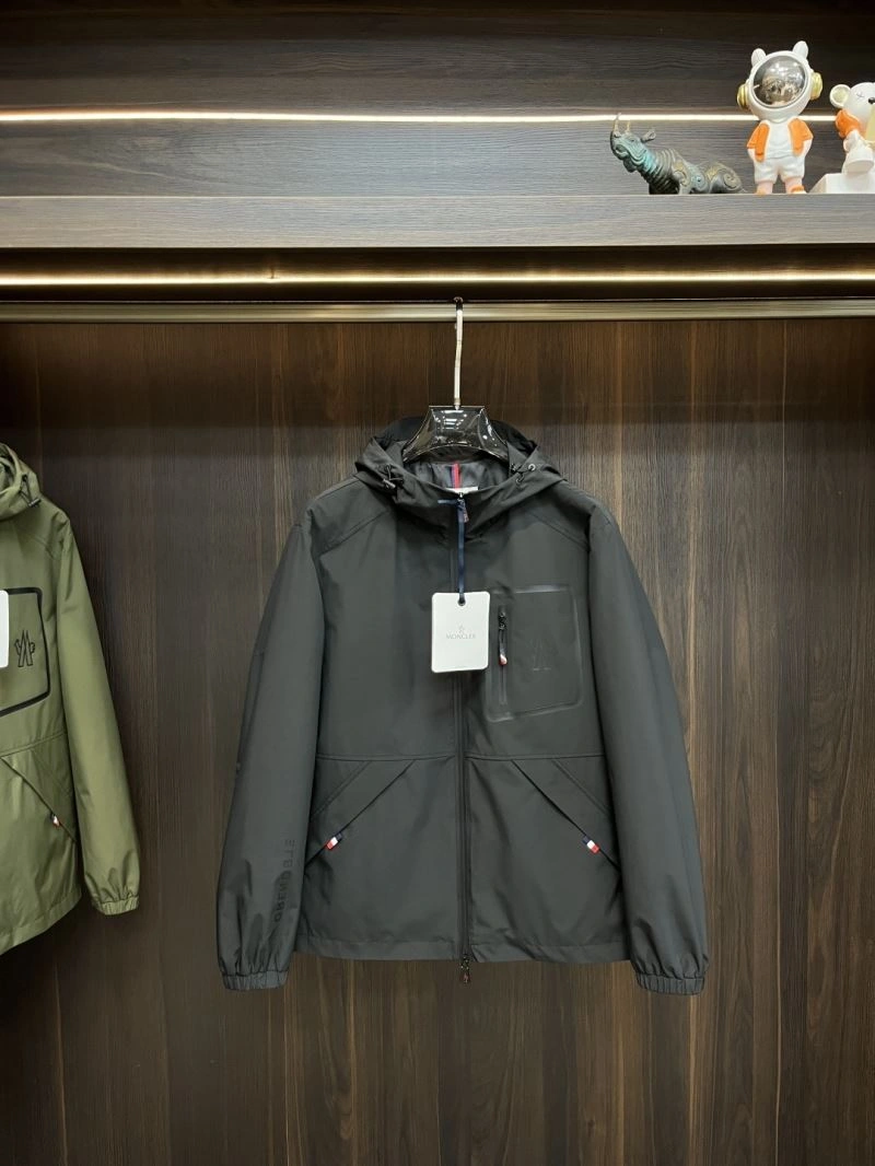 Moncler Outwear Sleek 143423