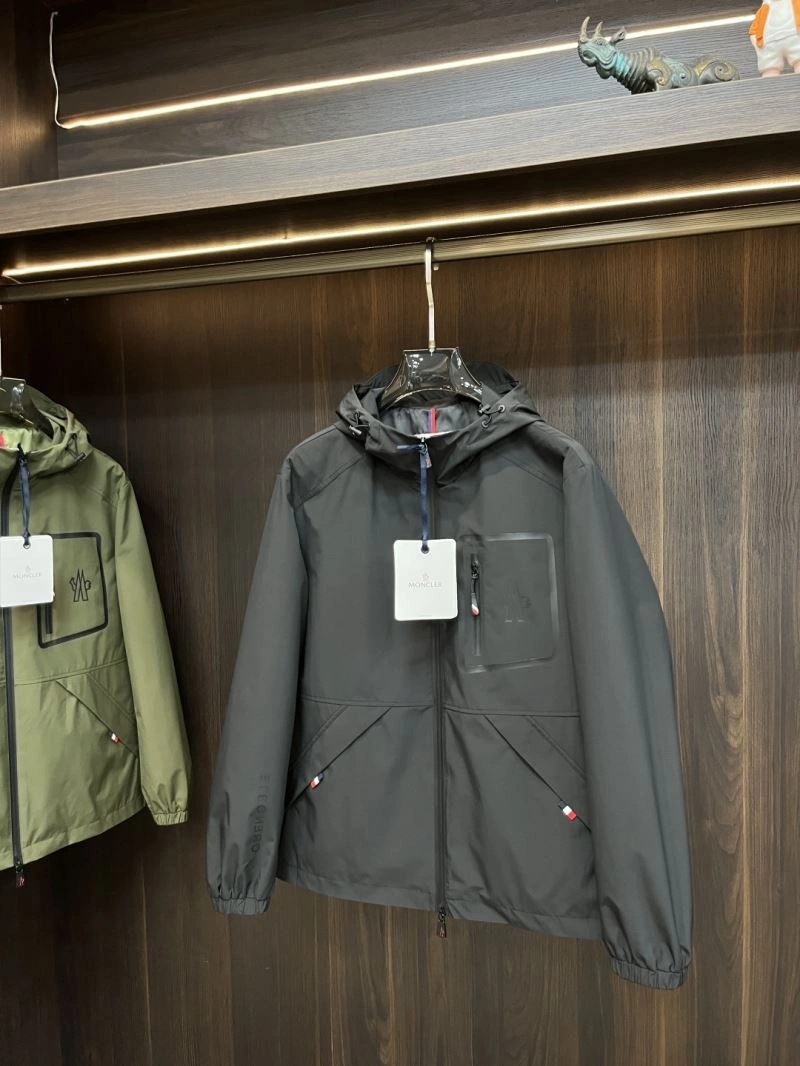 Moncler Outwear Sleek 143423