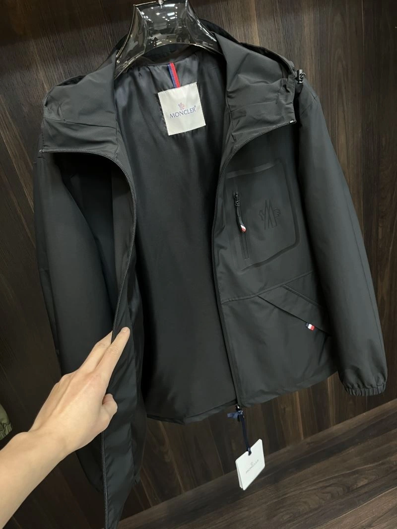 Moncler Outwear Sleek 143423