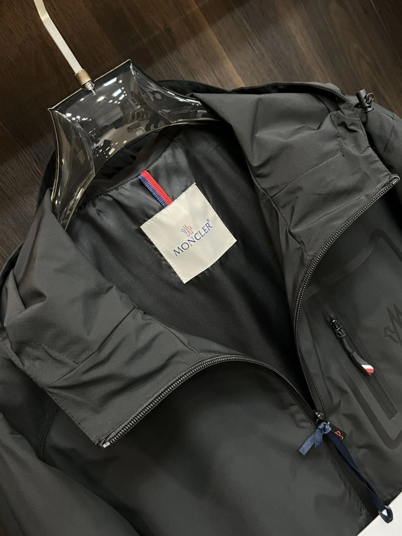Moncler Outwear Sleek 143423