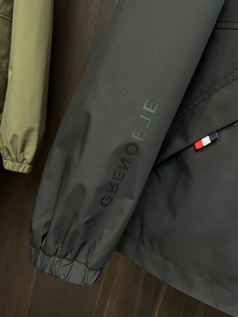 Moncler Outwear Sleek 143423