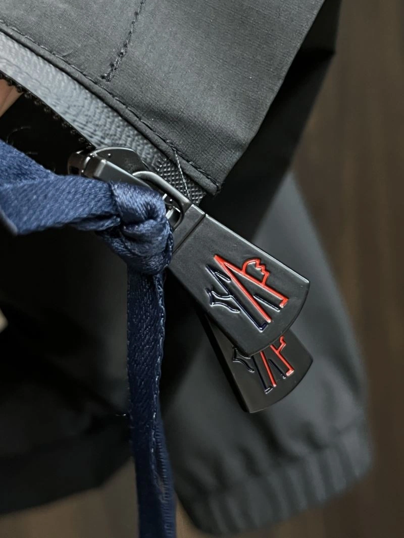 Moncler Outwear Sleek 143423