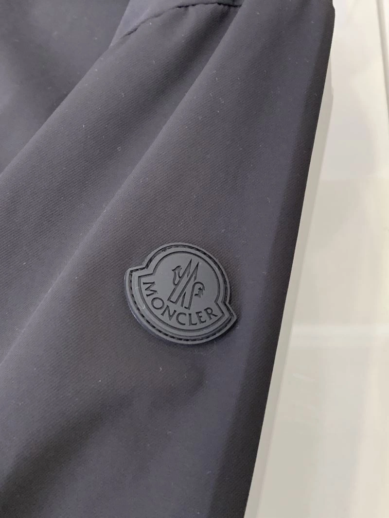 Soft Moncler Outwear 143379