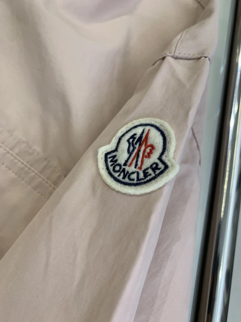 Moncler Outwear Sleek 143382