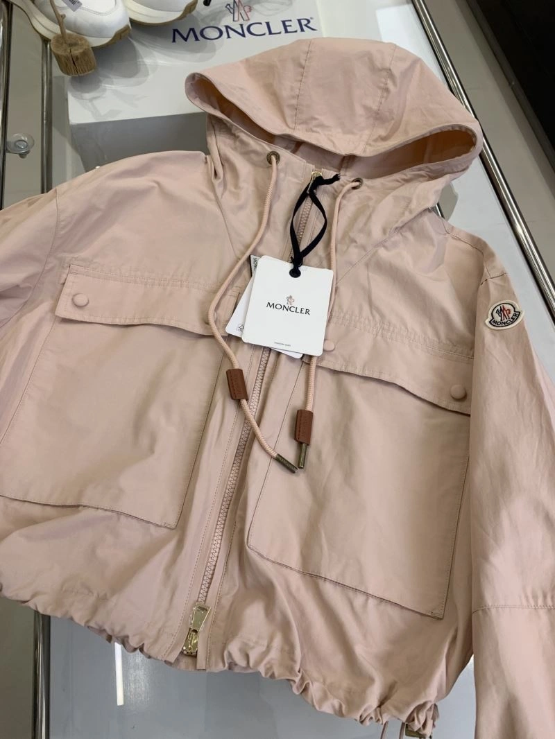 Moncler Outwear Sleek 143382