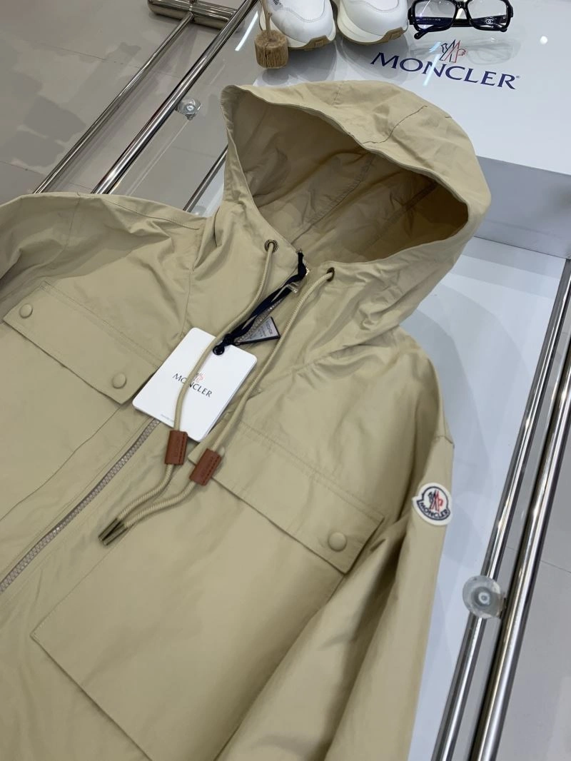 WaterResistant Moncler Outwear 143388