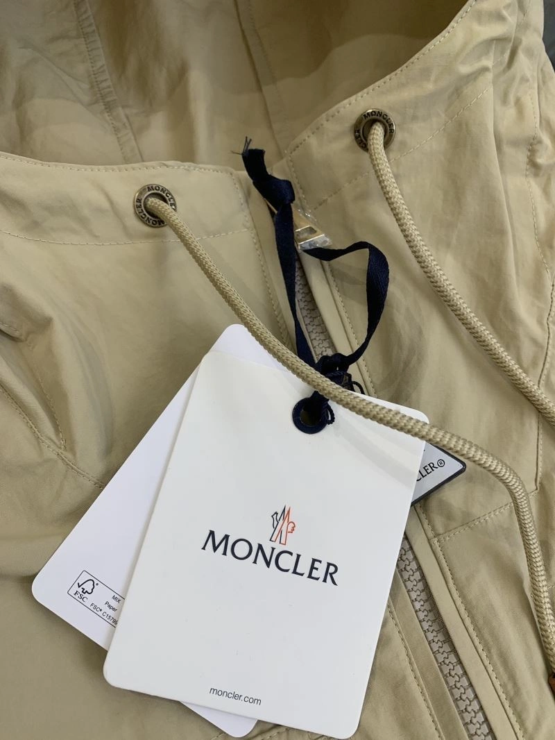 WaterResistant Moncler Outwear 143388