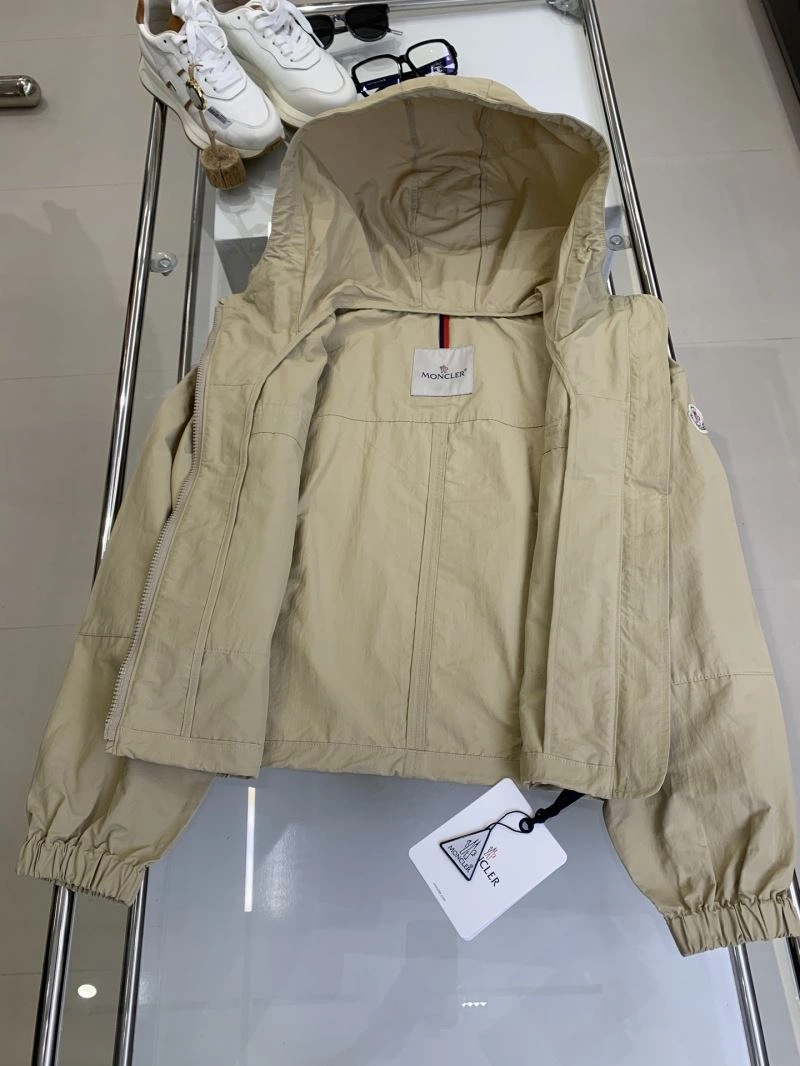 WaterResistant Moncler Outwear 143388