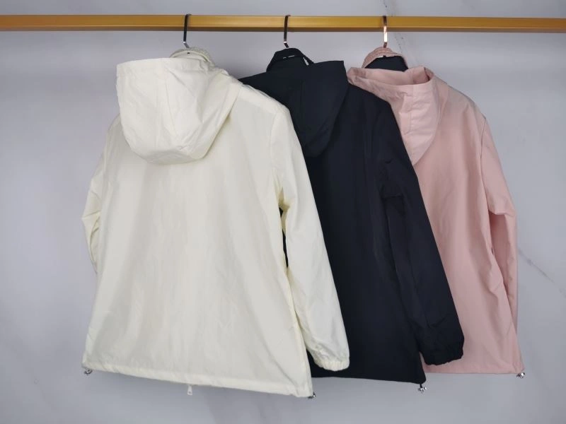 Moncler Outwear Stylish 143335