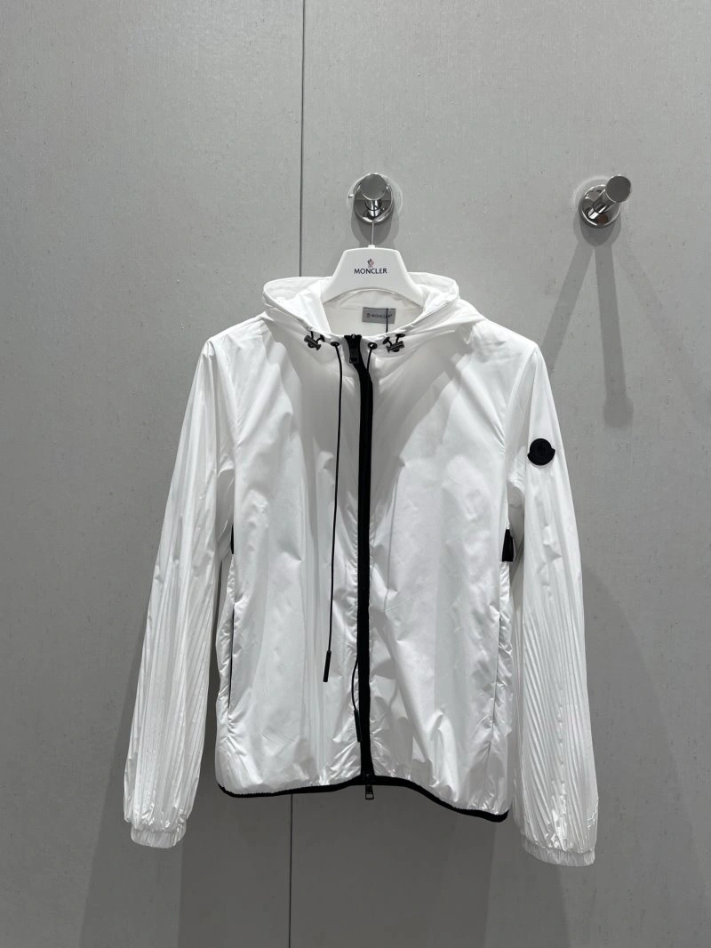Bold Moncler Outwear 139715