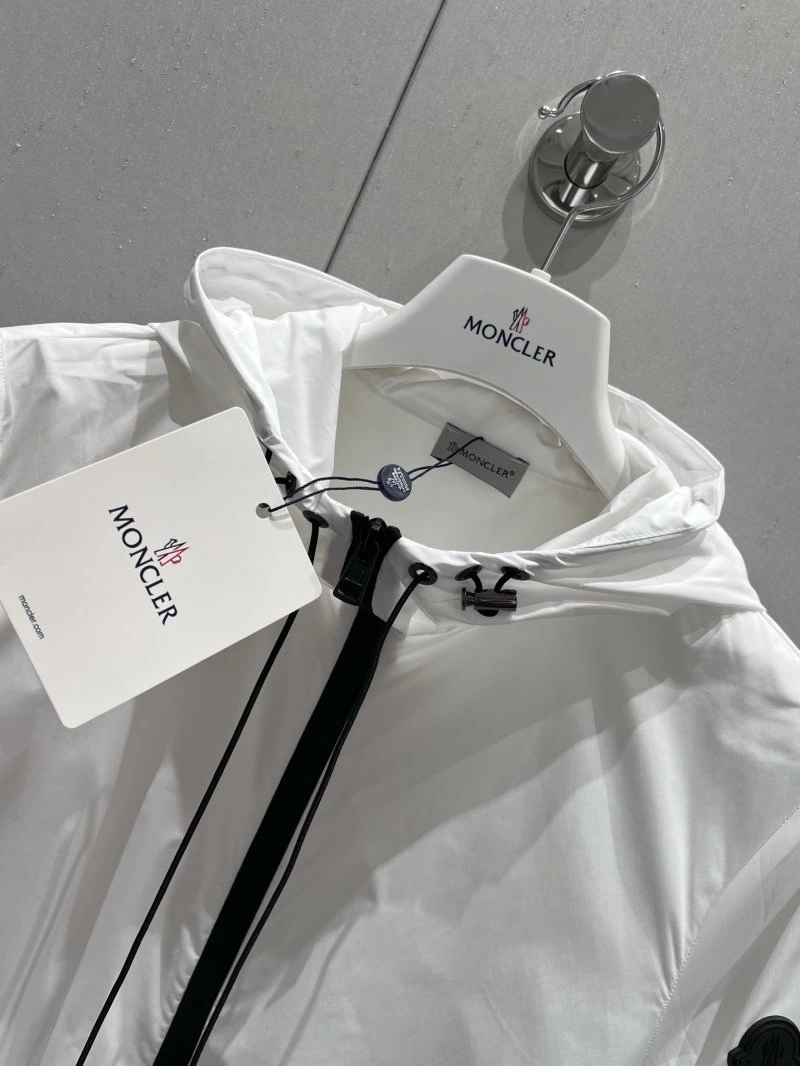 Bold Moncler Outwear 139715