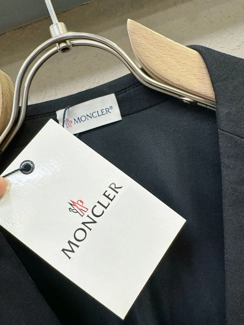 Lightweight Moncler Outwear 142535
