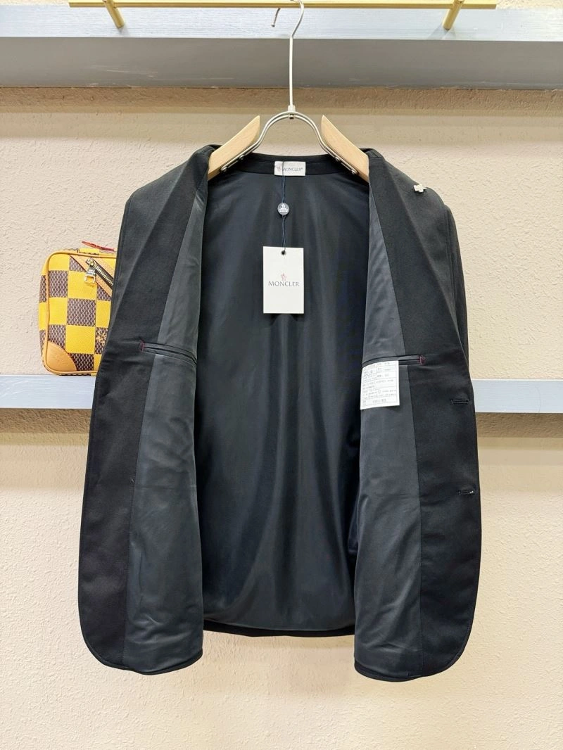 Lightweight Moncler Outwear 142535