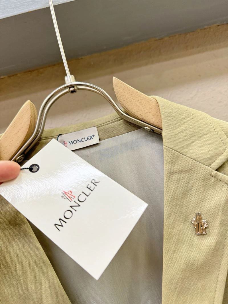 Versatile Moncler Outwear 142529