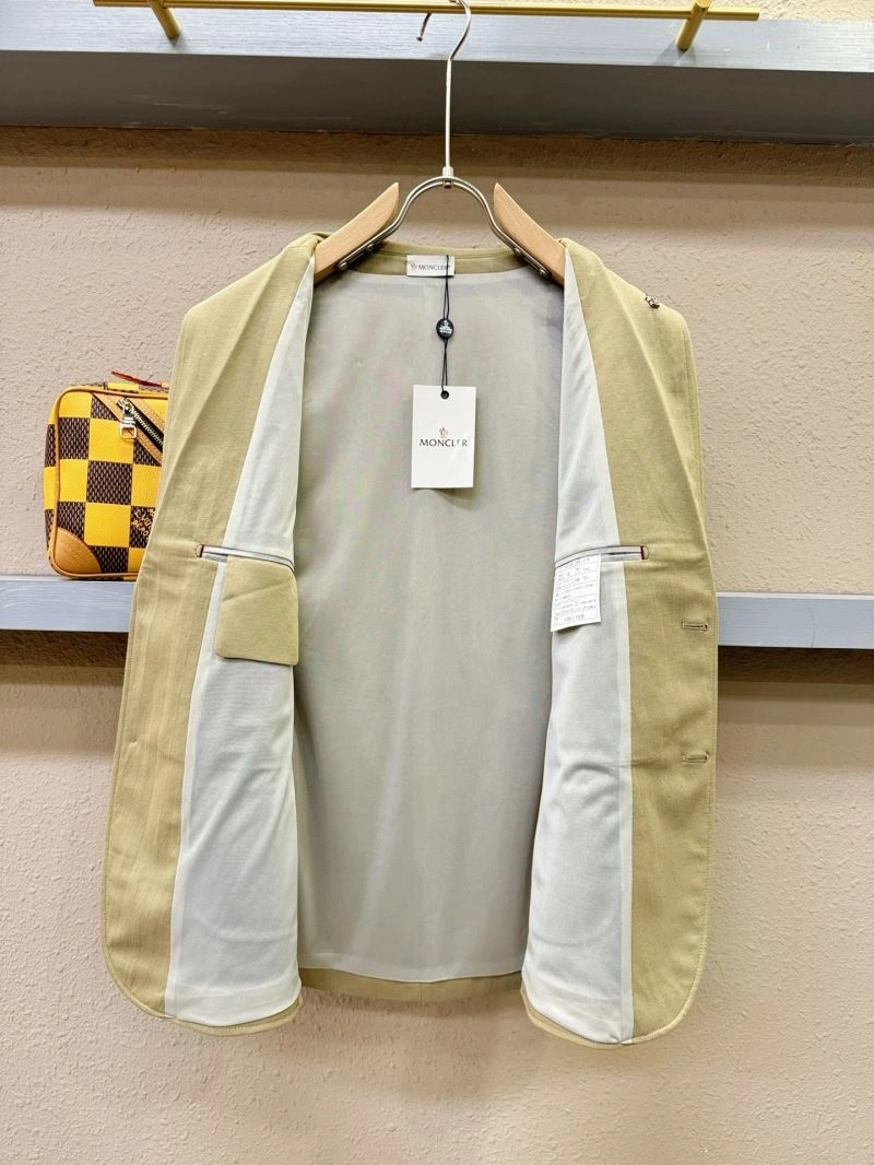 Versatile Moncler Outwear 142529