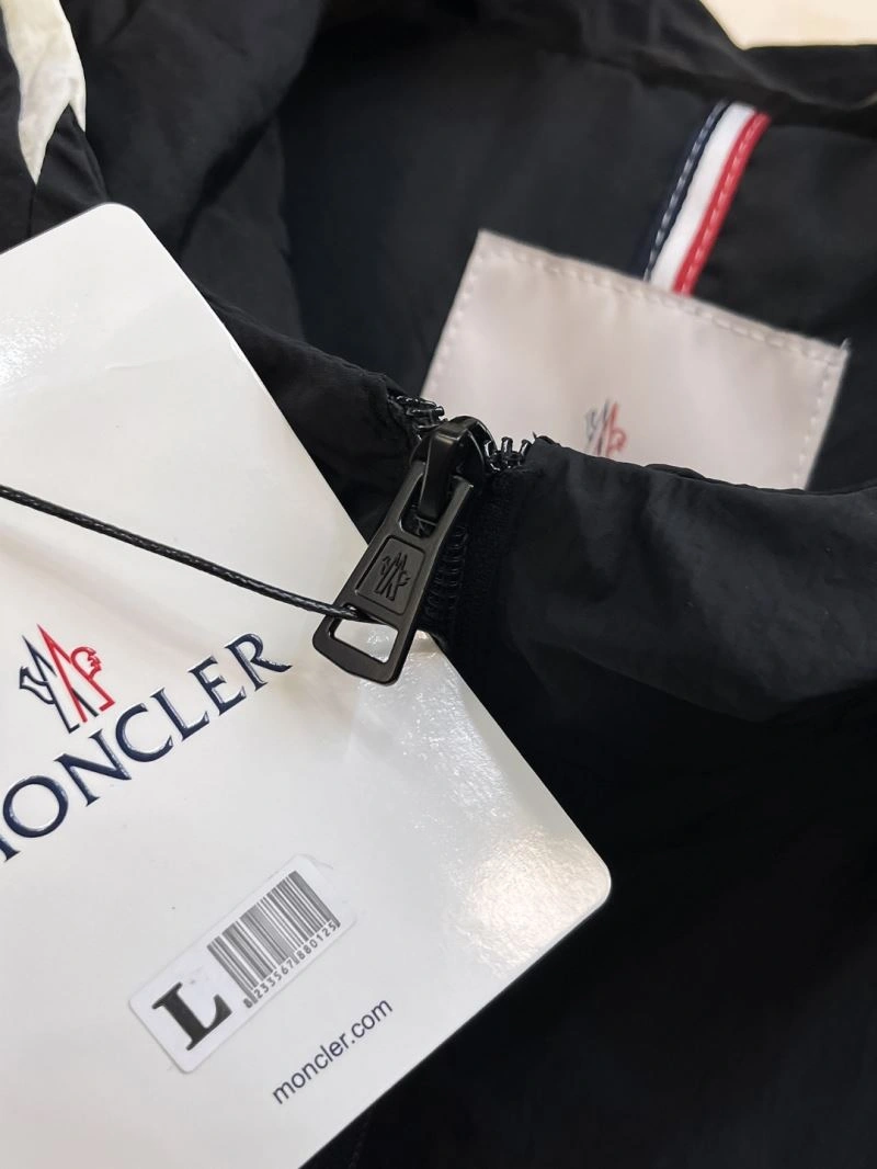 Trendsetting Moncler Outwear 142542