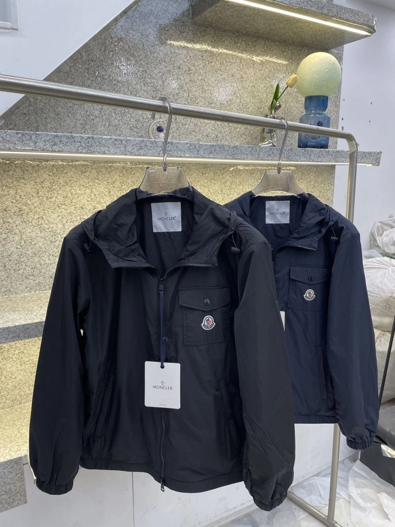 Vibrant Moncler Outwear 142536