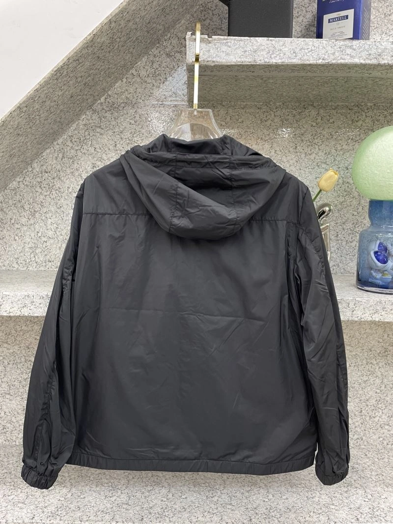 Vibrant Moncler Outwear 142536