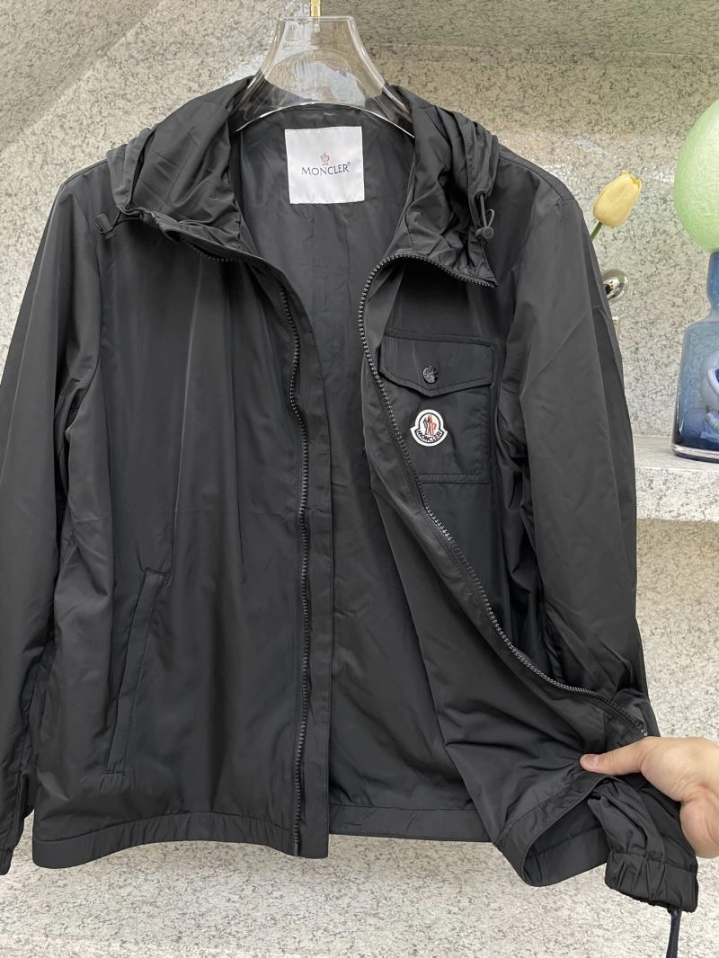 Vibrant Moncler Outwear 142536