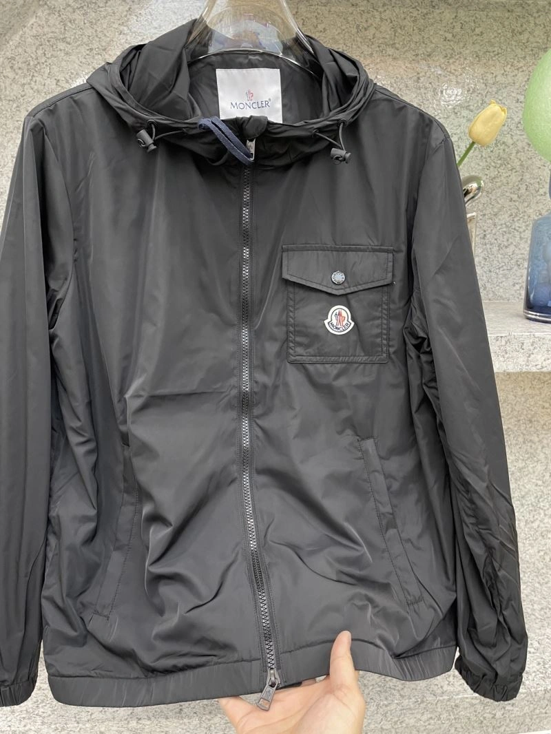 Vibrant Moncler Outwear 142536