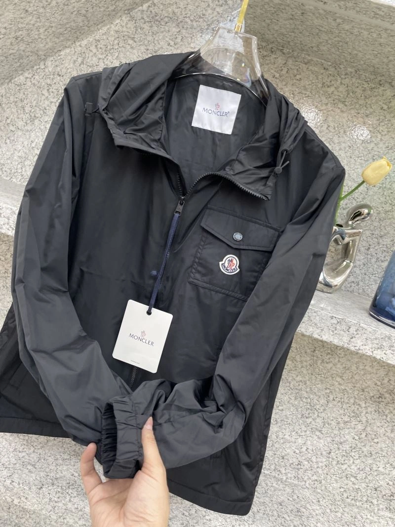 Vibrant Moncler Outwear 142536