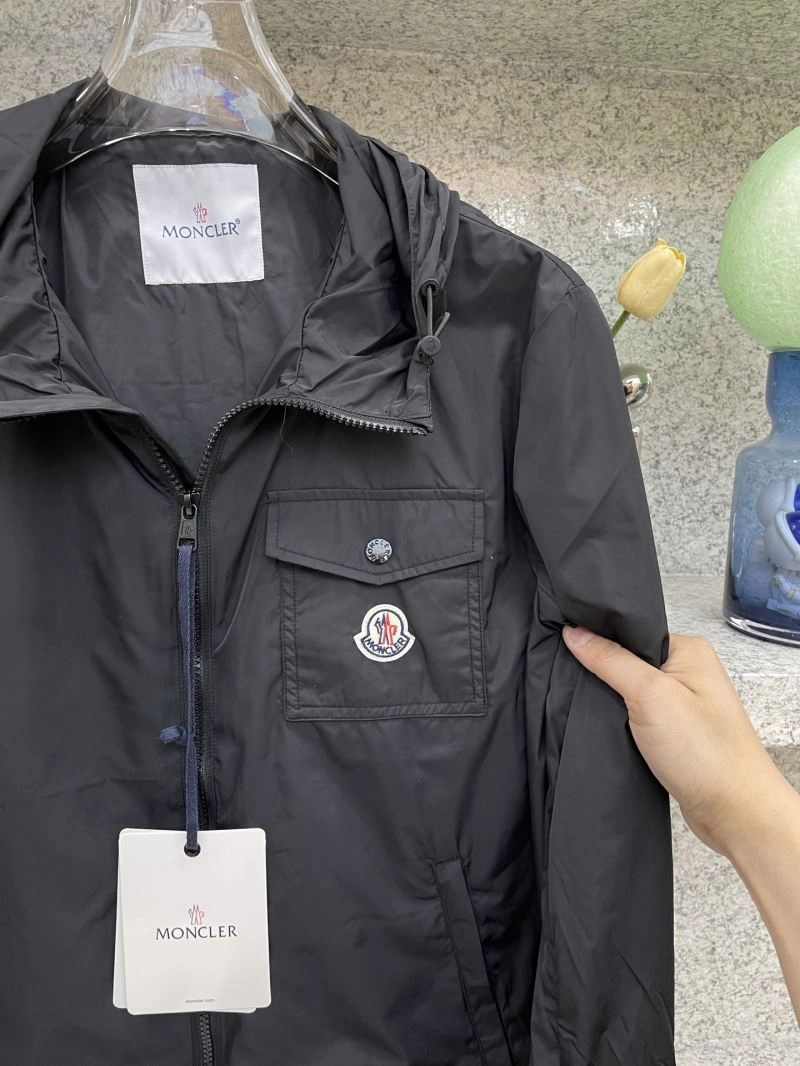 Vibrant Moncler Outwear 142536