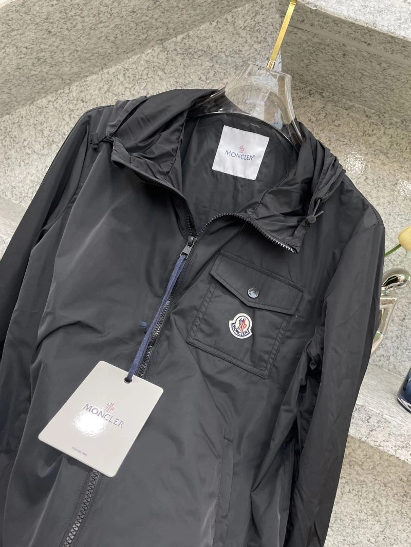 Vibrant Moncler Outwear 142536