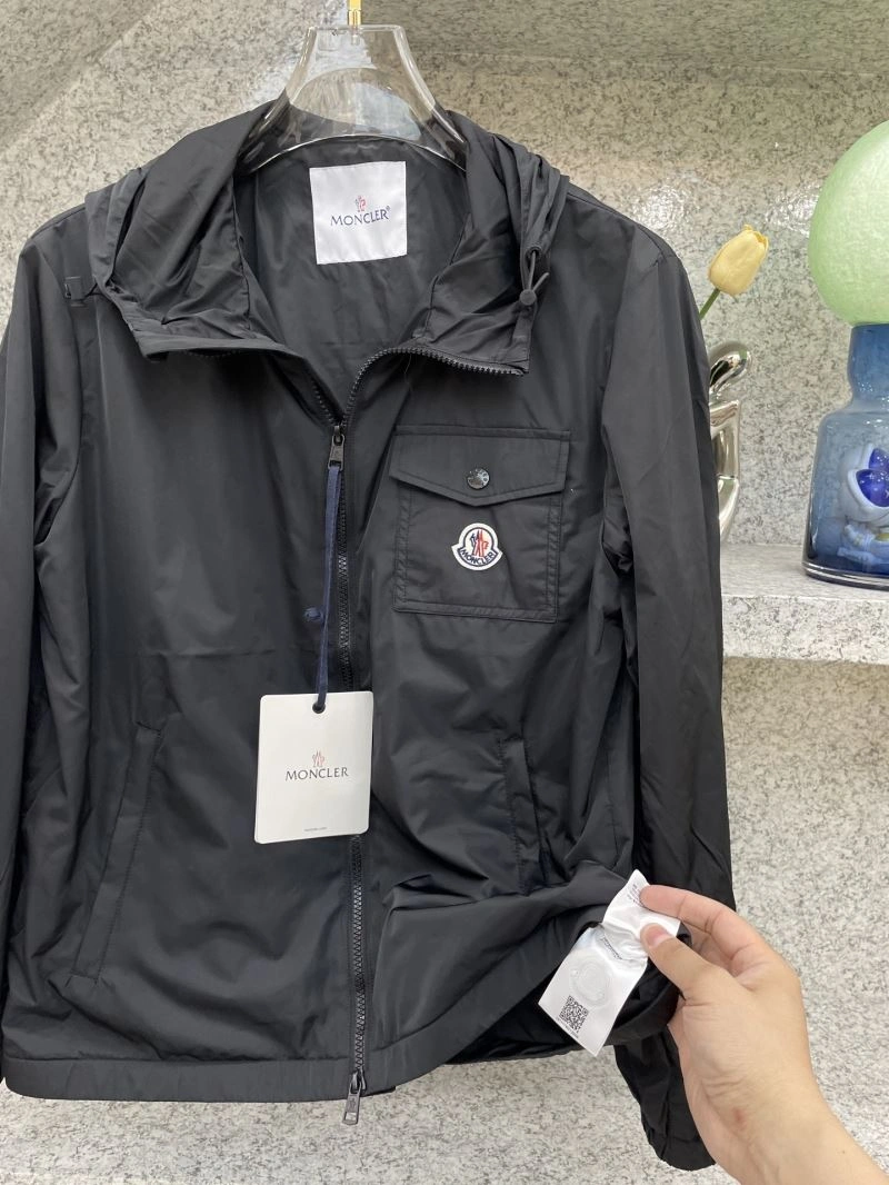Vibrant Moncler Outwear 142536