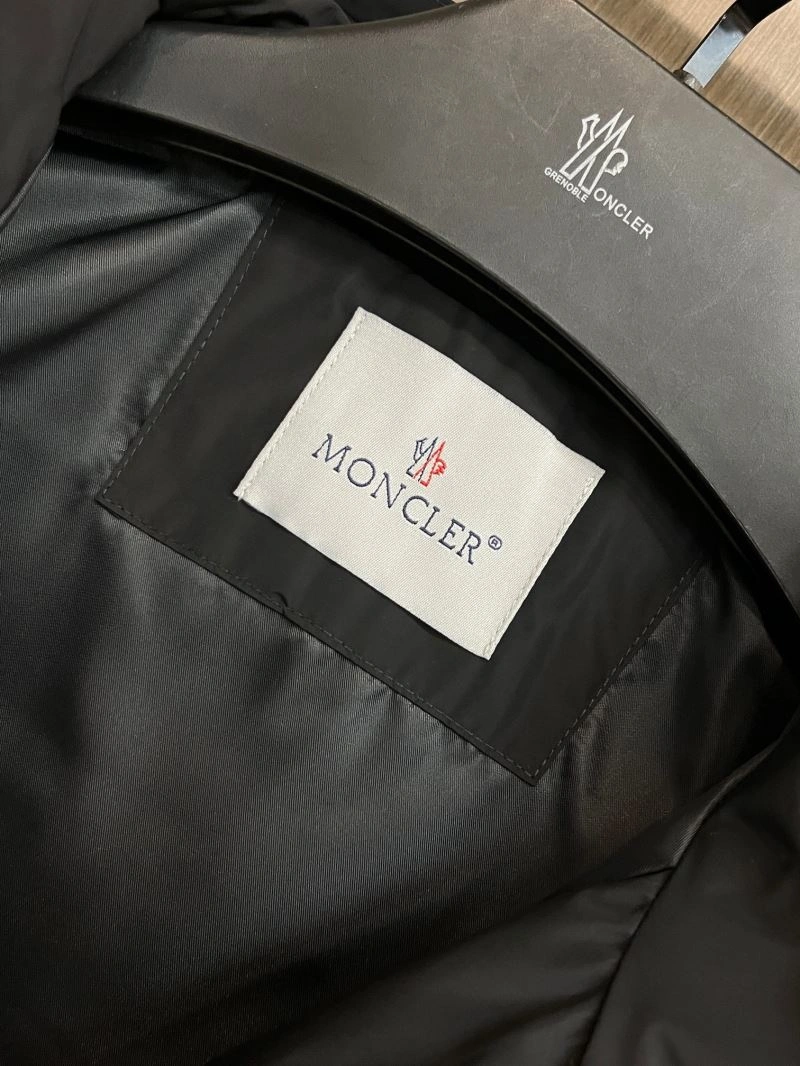 Vibrant Moncler Outwear 142498