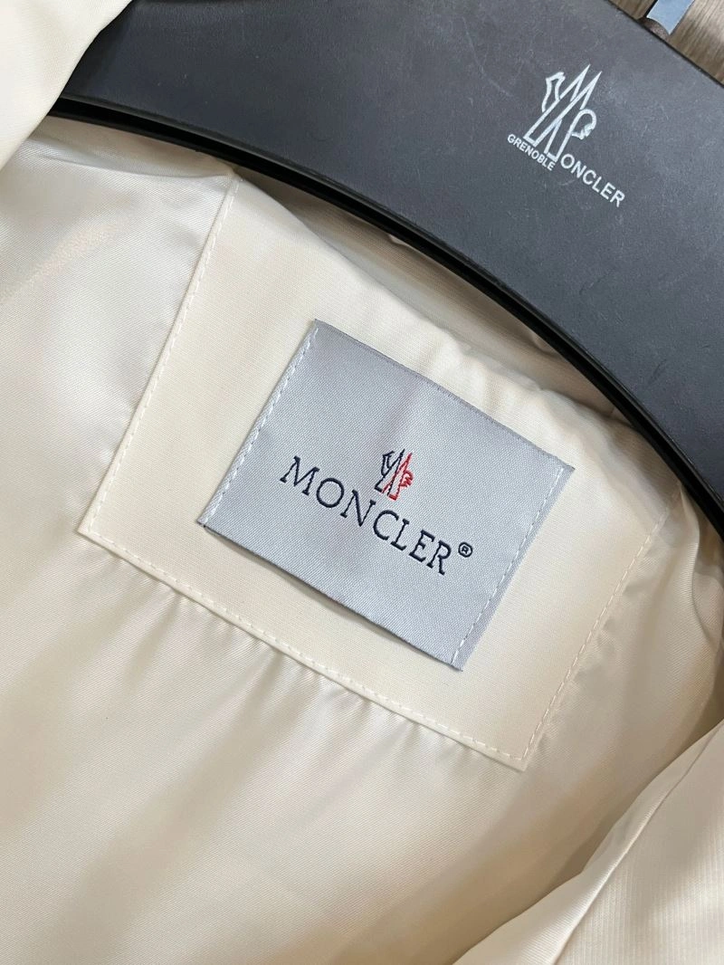 Resilient Moncler Outwear 142486