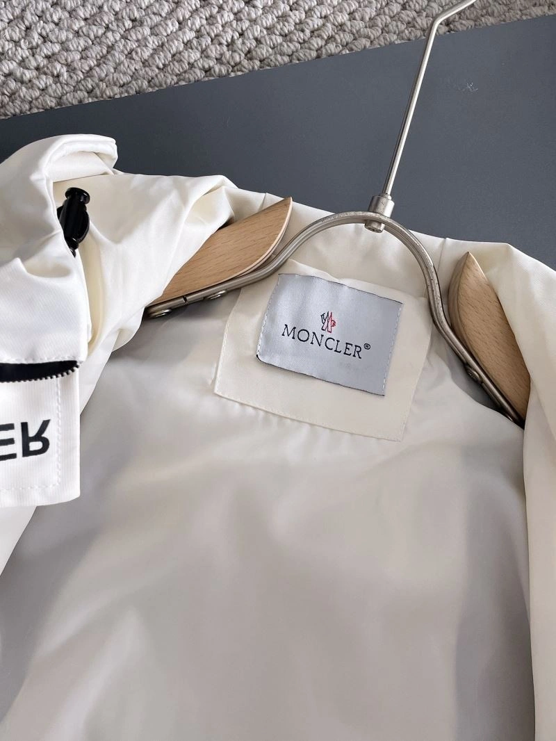 Trendsetting Moncler Outwear 142451