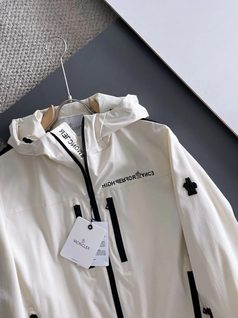 Trendsetting Moncler Outwear 142451