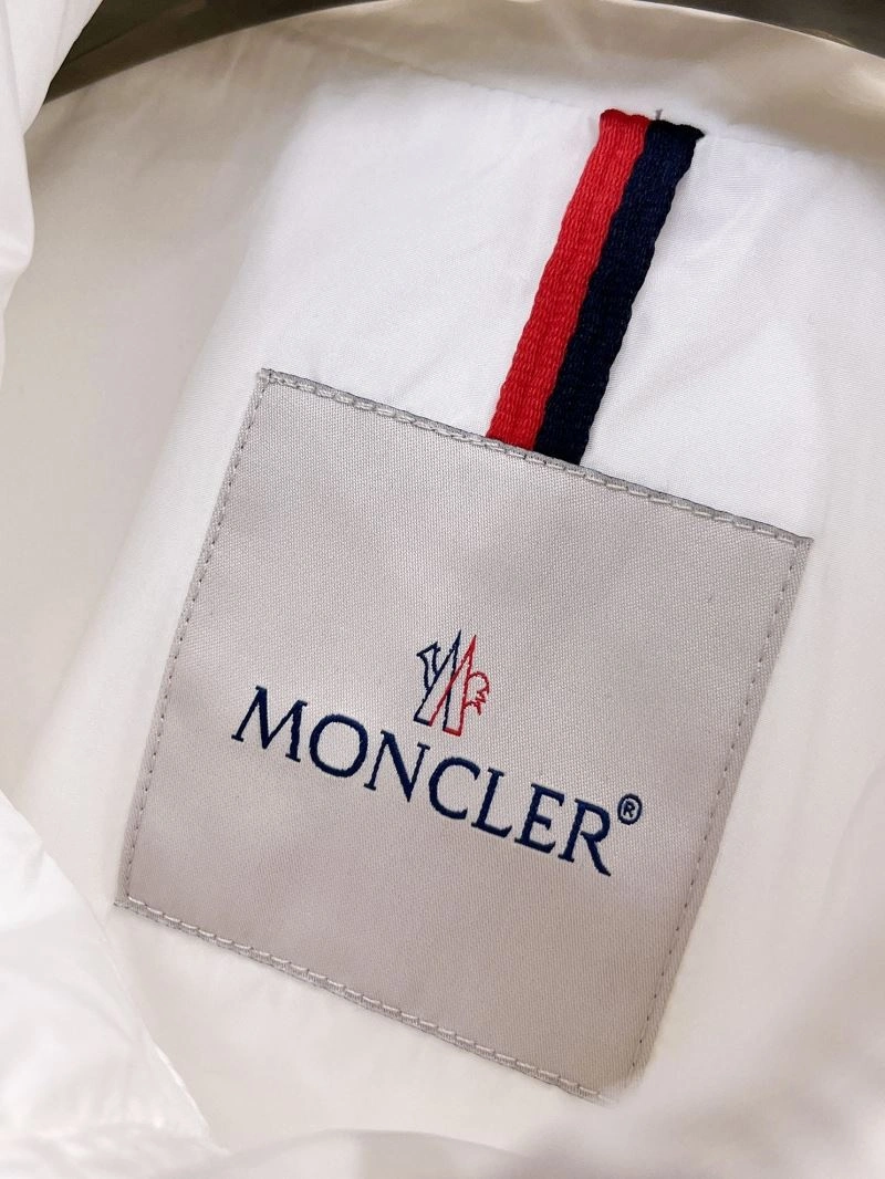 Seasonal Moncler Outwear 142440