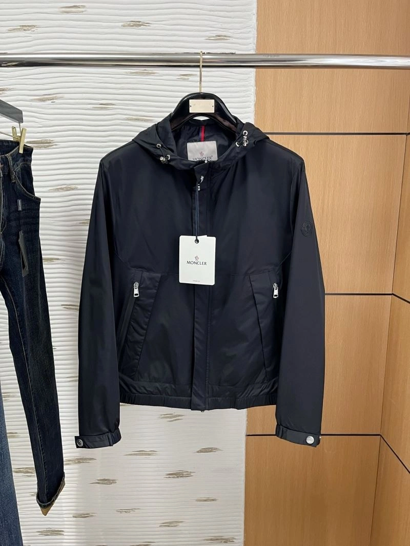 Moncler Outwear Sporty 142431
