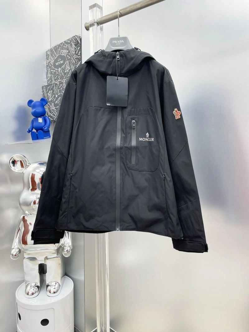 Compact Moncler Outwear 142411