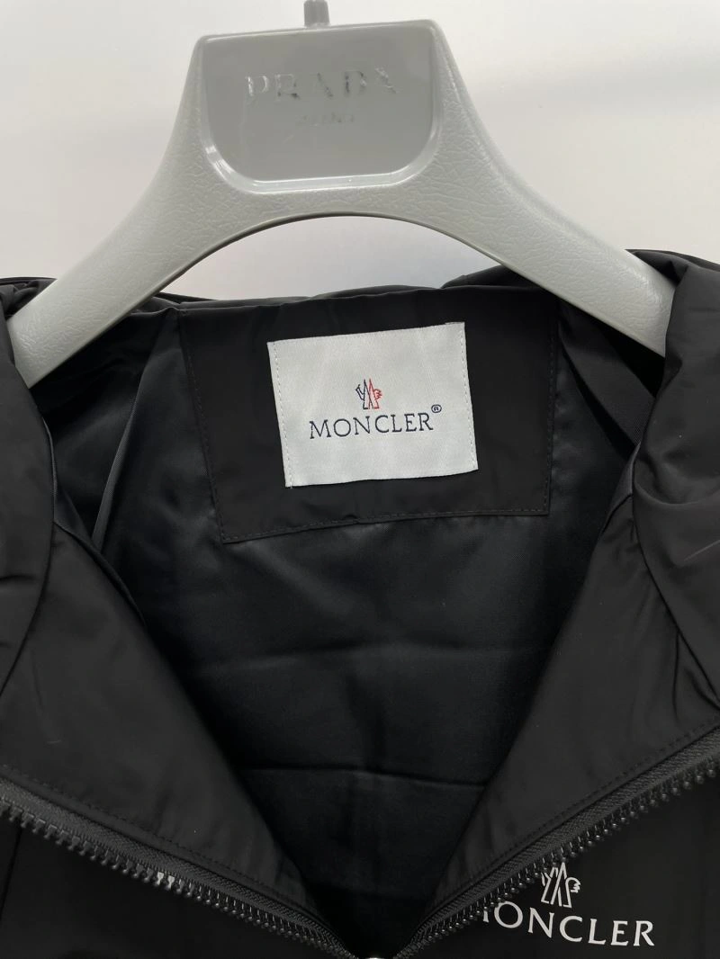 Moncler Outwear Seasonal 142406