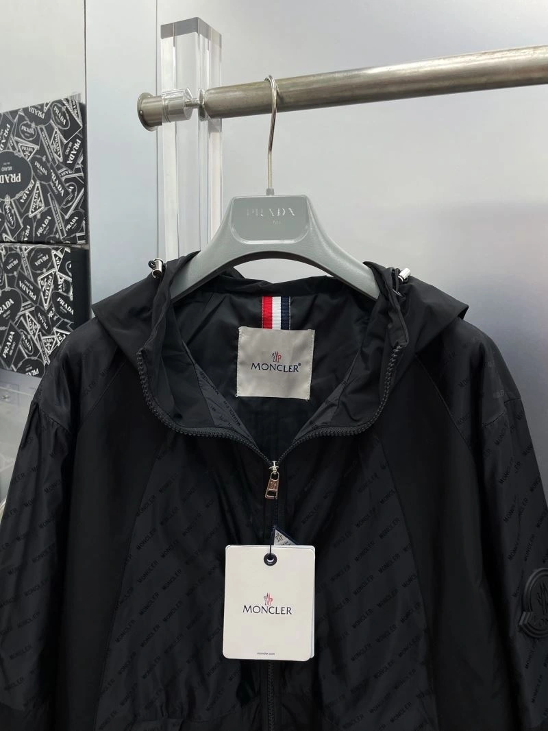Resilient Moncler Outwear 142404