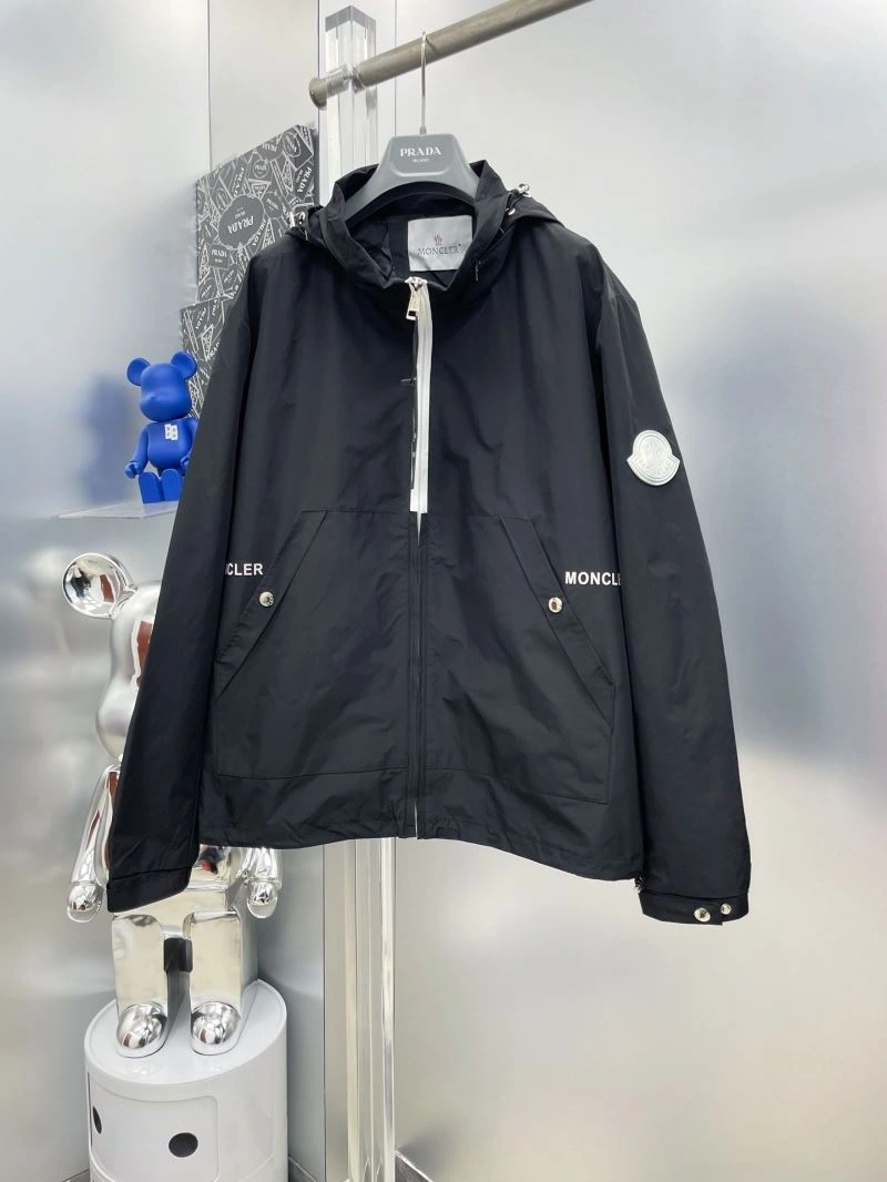 ComfortFit Moncler Outwear 142396