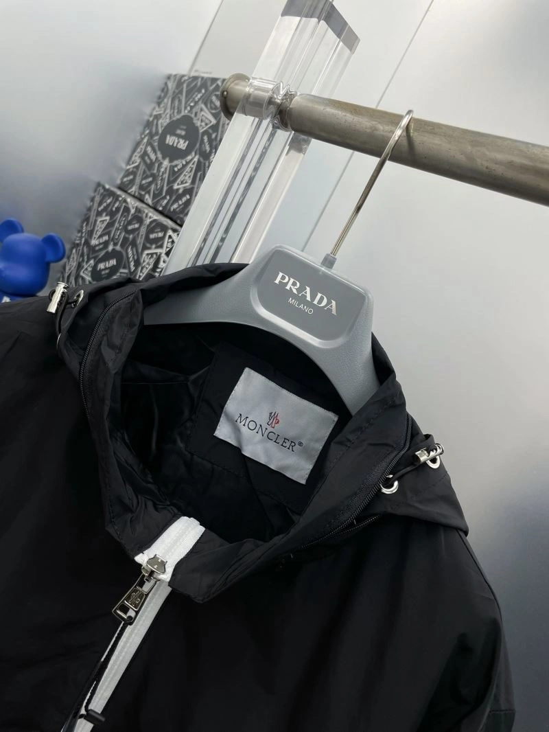 ComfortFit Moncler Outwear 142396