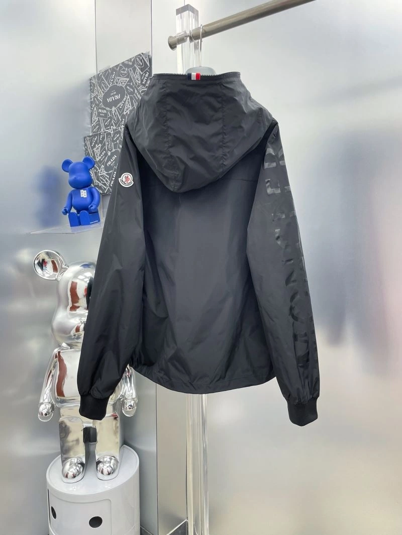 Sporty Moncler Outwear 142416