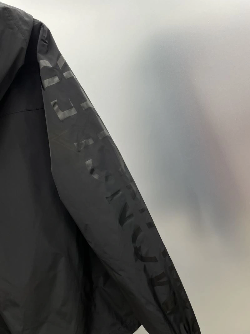 Sporty Moncler Outwear 142416