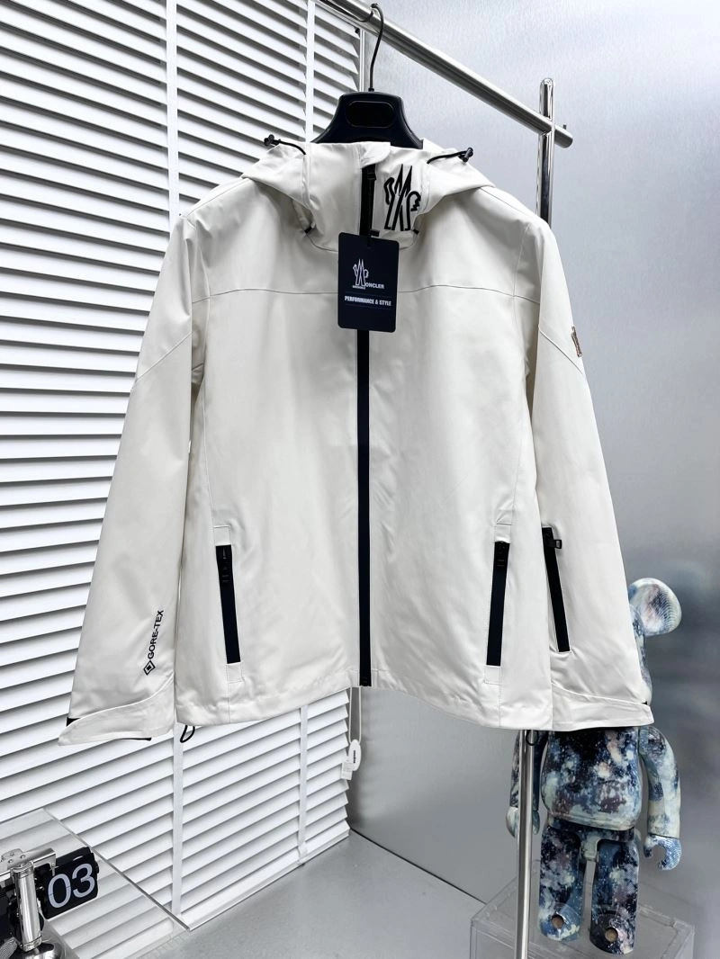 Resilient Moncler Outwear 142388