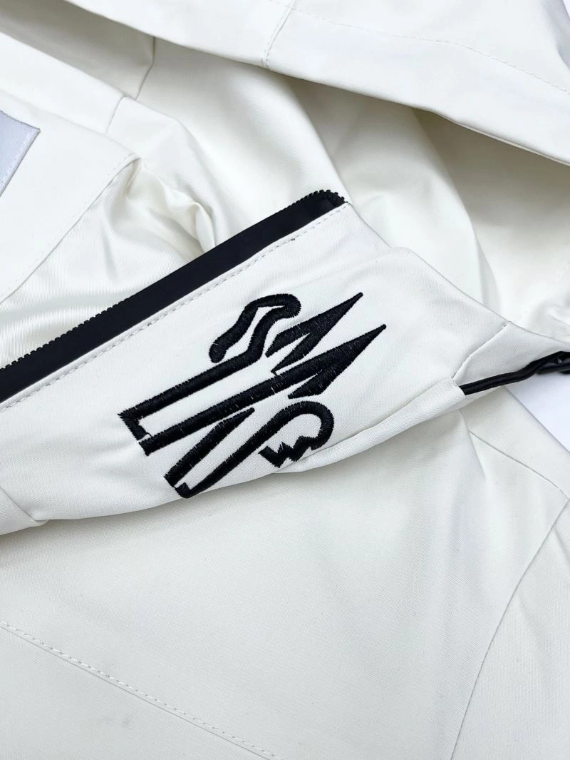 Resilient Moncler Outwear 142388