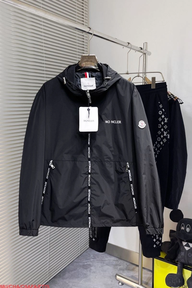 Moncler Outwear Lightweight 142158
