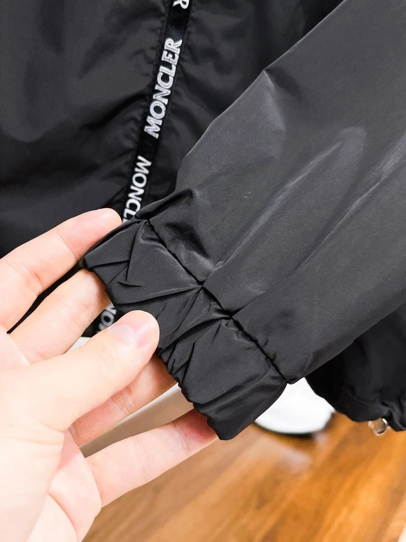 Moncler Outwear Lightweight 142158