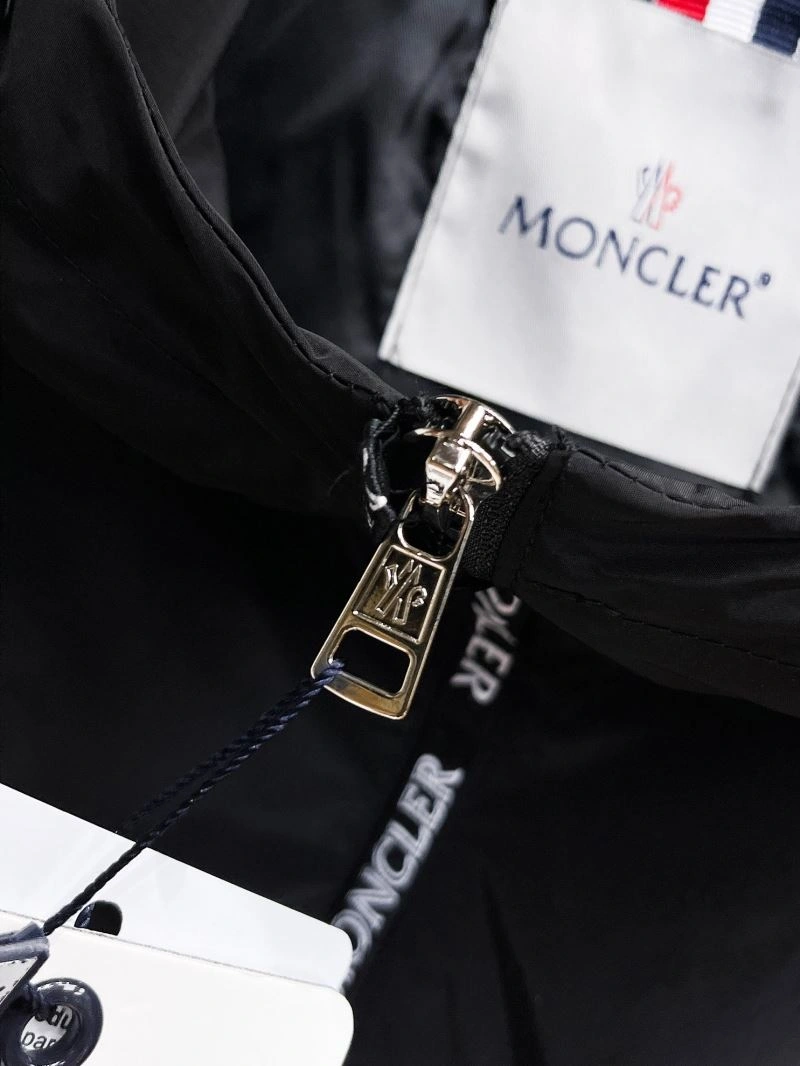 Moncler Outwear Lightweight 142158
