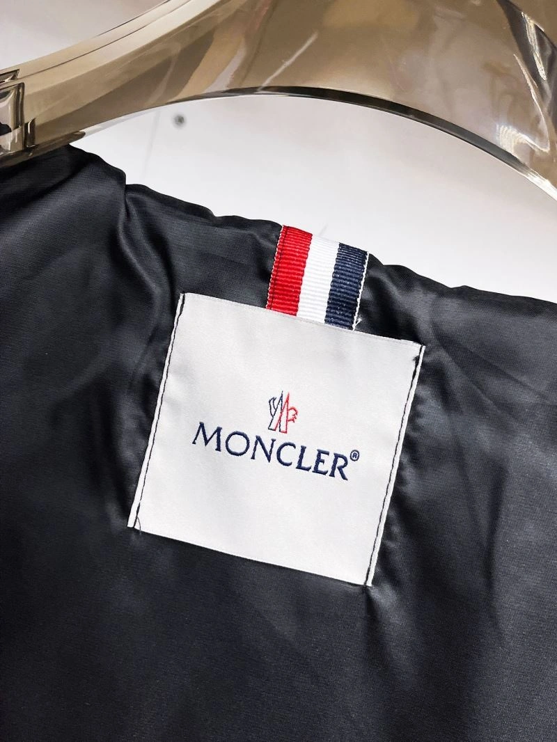 Moncler Outwear Lightweight 142158