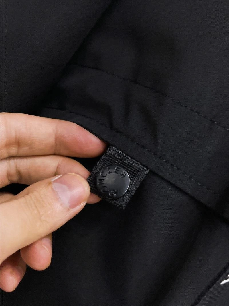 Moncler Outwear Sleek 142146
