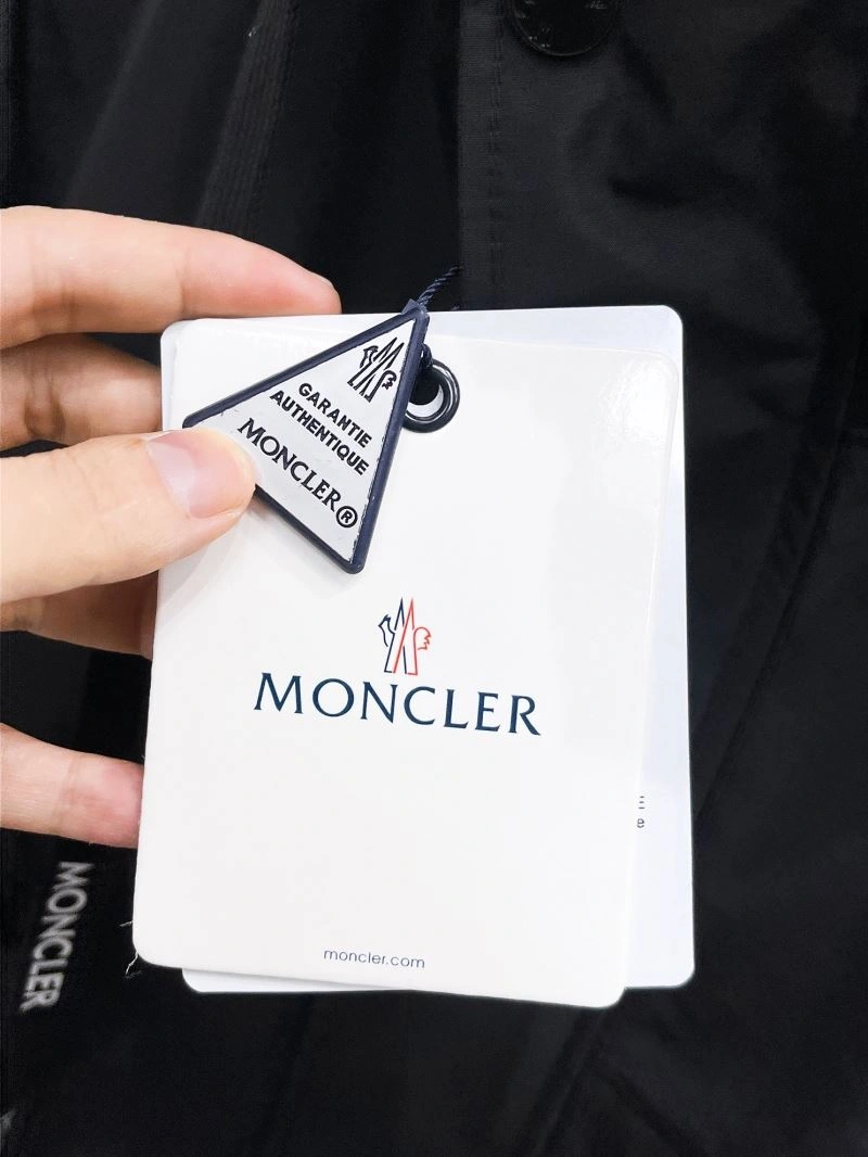 Moncler Outwear Sleek 142146