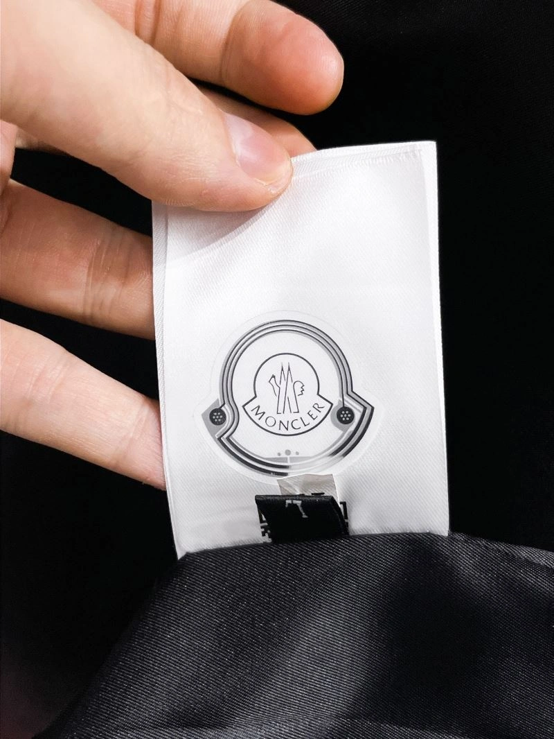 Moncler Outwear Sleek 142146